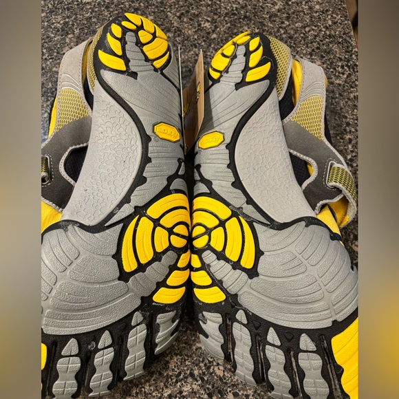 Vibram FiveFingers Yellow and Black Toe Footwear NWT 46 - Picture 3 of 3